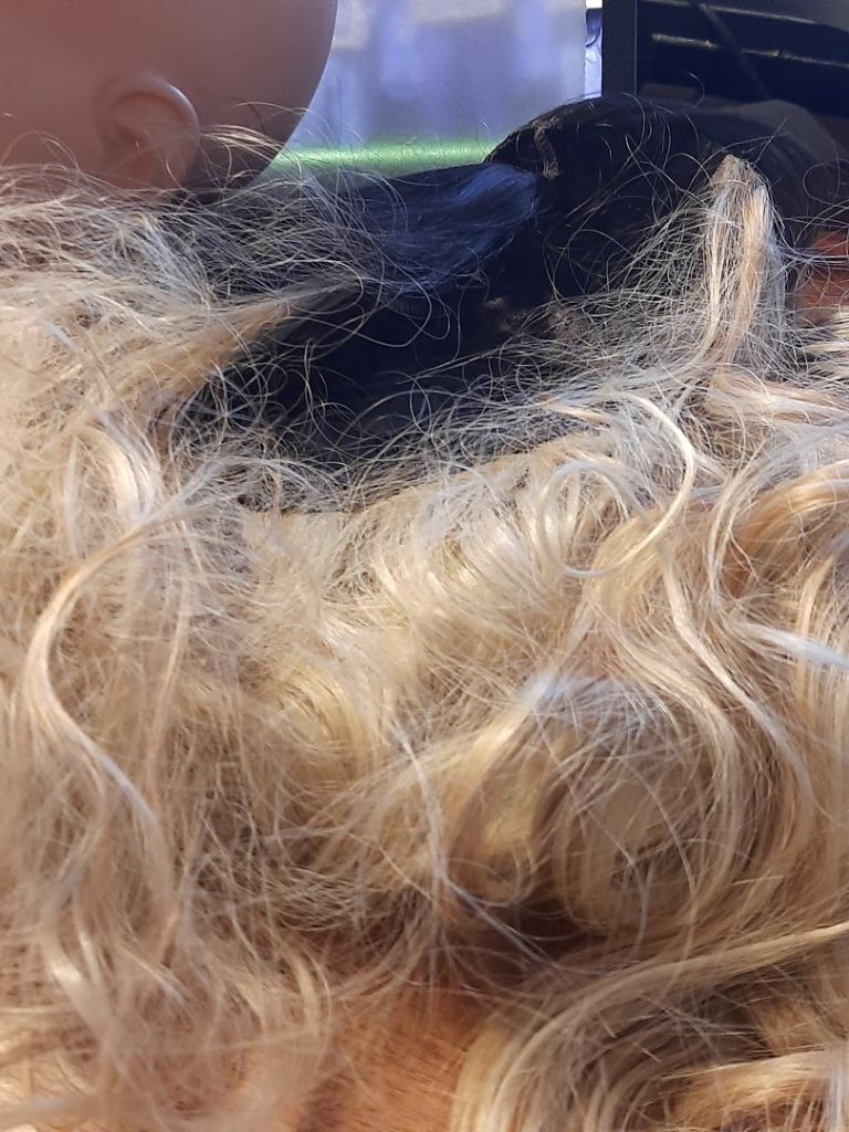 New ! Women Brown To Blonde Wavy 24 In Wig Dark Roots Fading To Light Ash Blonde — image 5 of 7